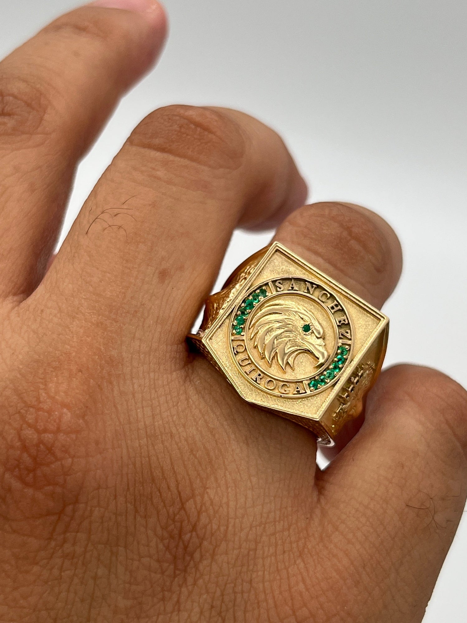 ANILLO AGUILA / 20.61gr / Oro 18k / ESMERALDA LEGITIMA