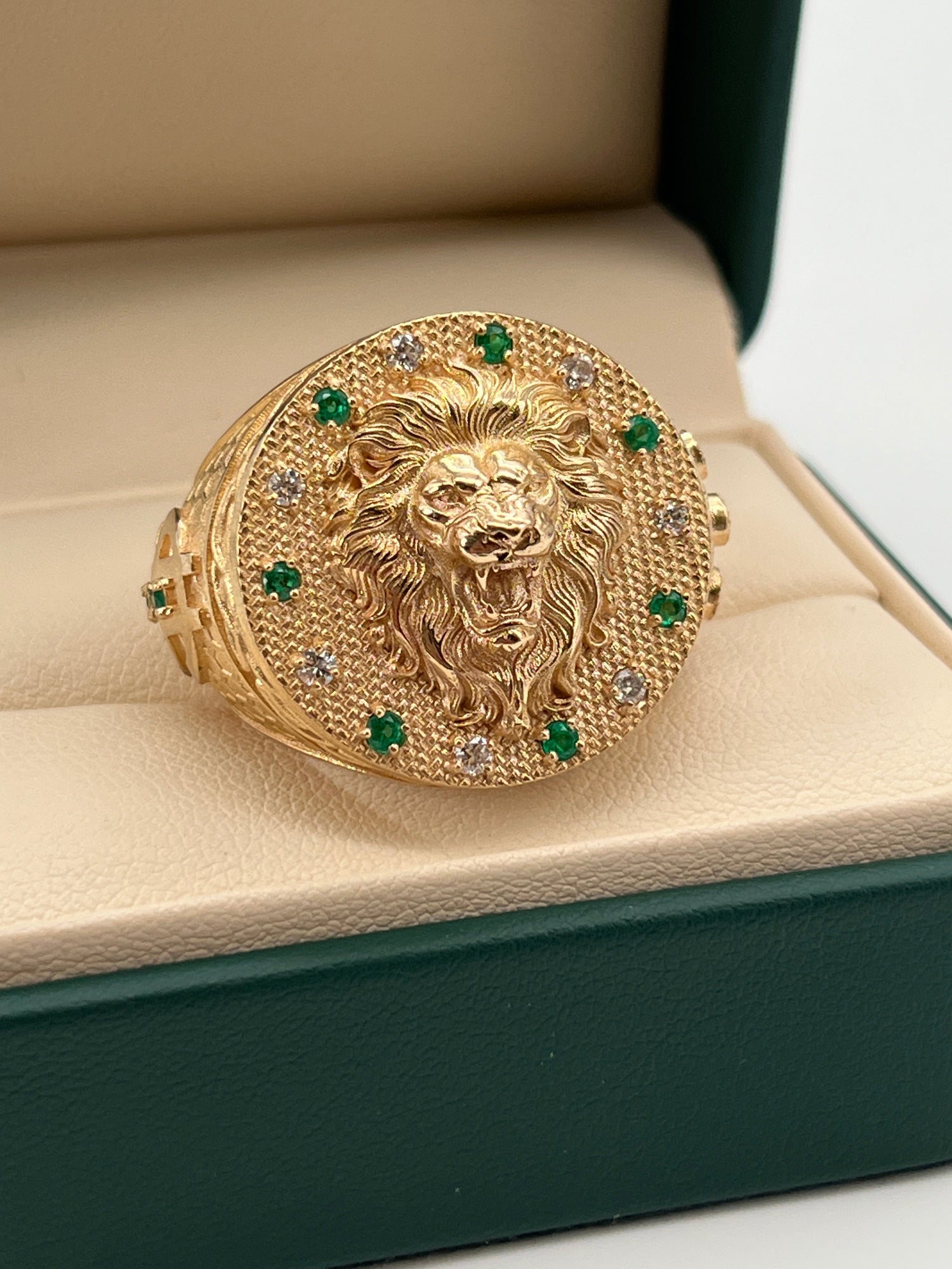 ANILLO LEÓN RUGIENTE / 18gr / Oro 18K / ESMERALDA Y DIAMANTES LEGITIMOS