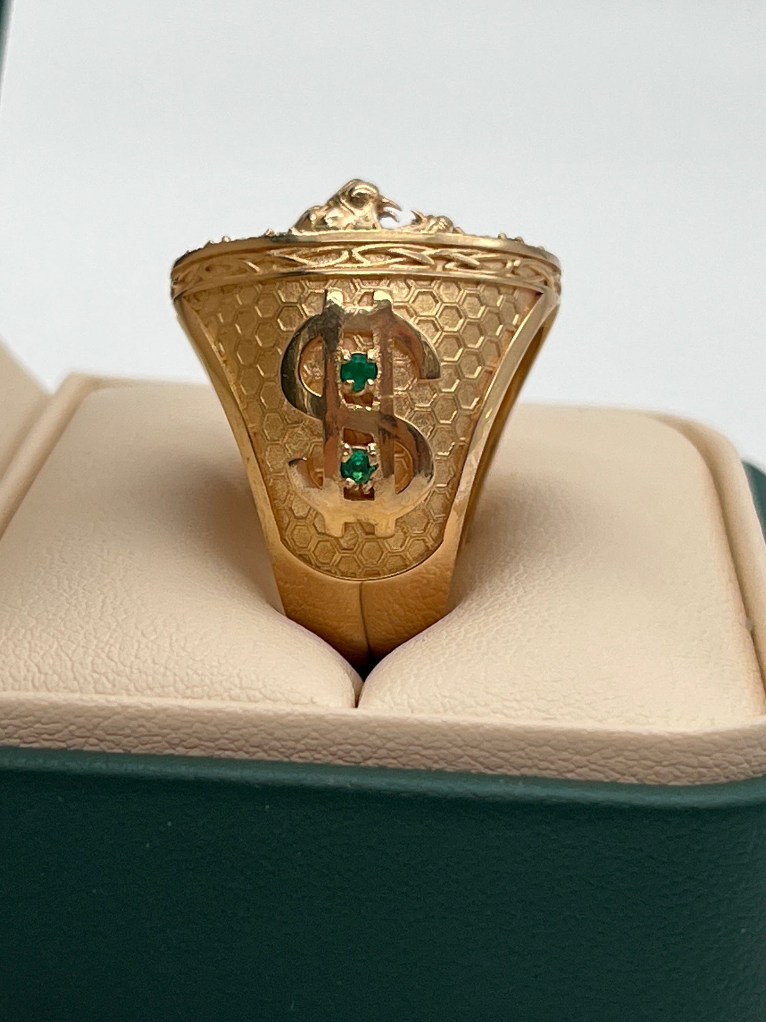 ANILLO LEÓN RUGIENTE / 18gr / Oro 18K / ESMERALDA Y DIAMANTES LEGITIMOS