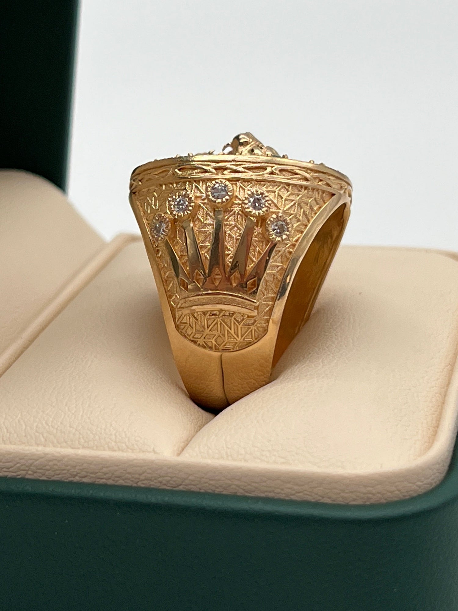 ANILLO LEÓN RUGIENTE / 18gr / Oro 18K / ESMERALDA Y DIAMANTES LEGITIMOS