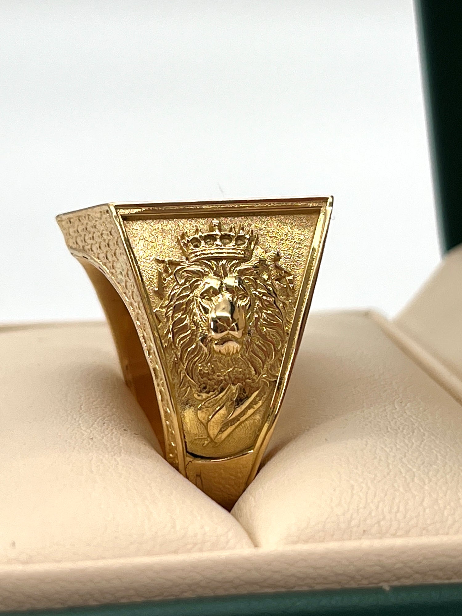 ANILLO AGUILA / 20.61gr / Oro 18k / ESMERALDA LEGITIMA