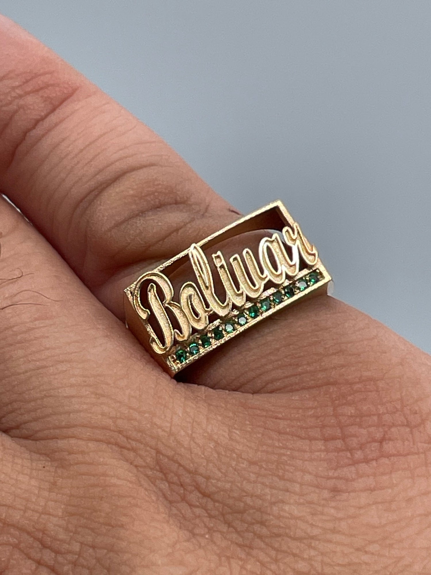 ANILLO CON NOMBRE BV / 10gr / Oro 18k / ESMERALDA LEGITIMA