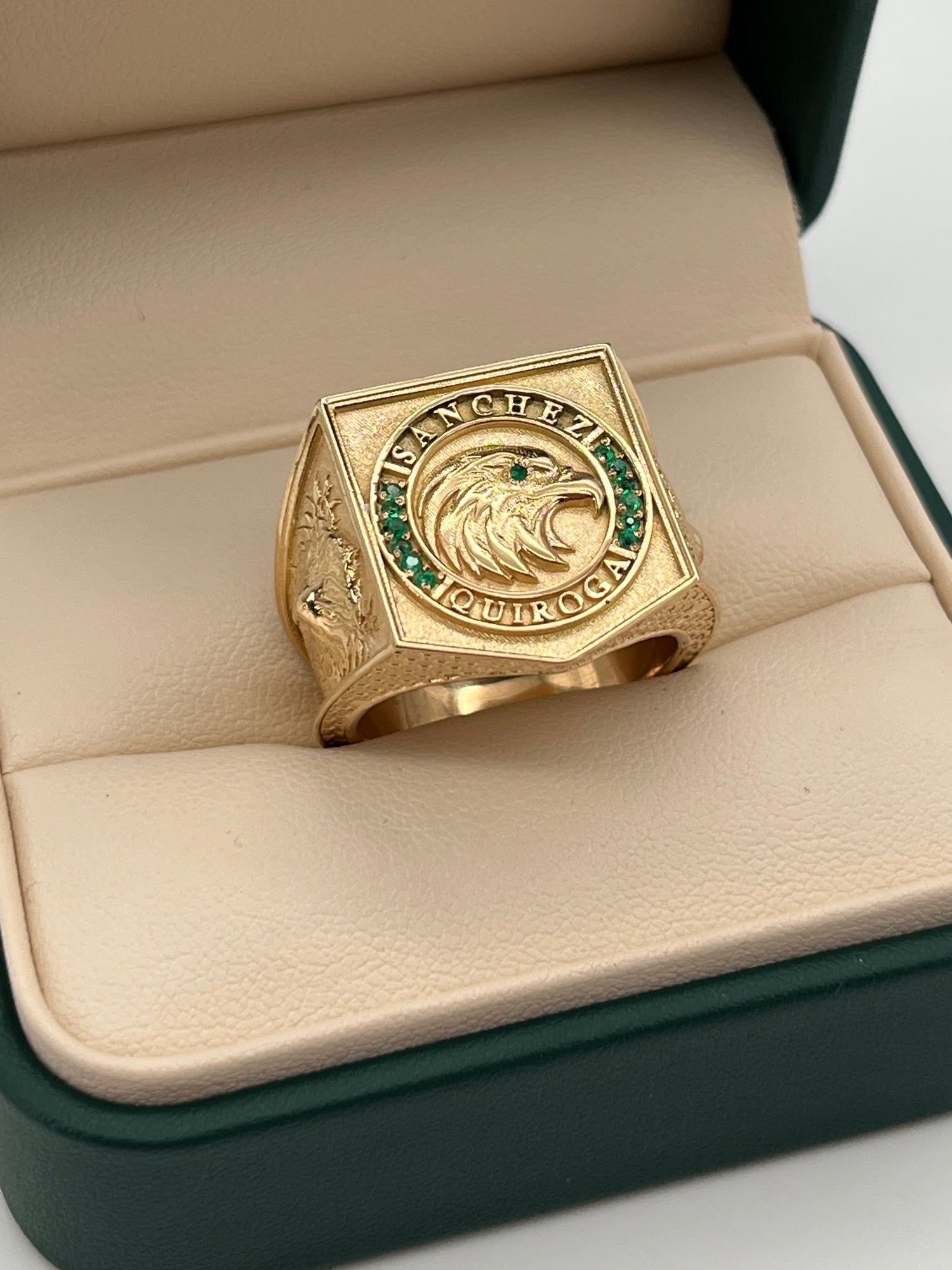 ANILLO AGUILA / 20.61gr / Oro 18k / ESMERALDA LEGITIMA