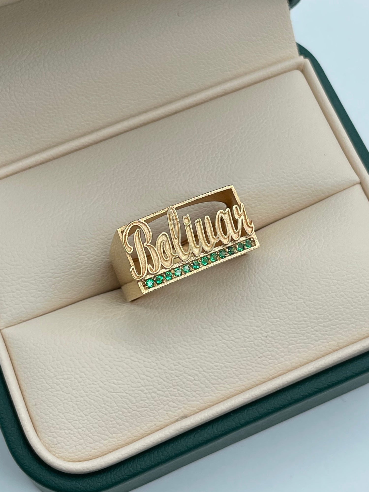 ANILLO CON NOMBRE BV / 10gr / Oro 18k / ESMERALDA LEGITIMA