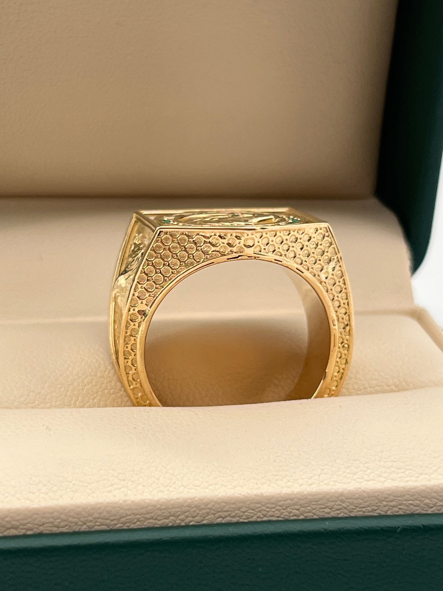 ANILLO AGUILA / 20.61gr / Oro 18k / ESMERALDA LEGITIMA